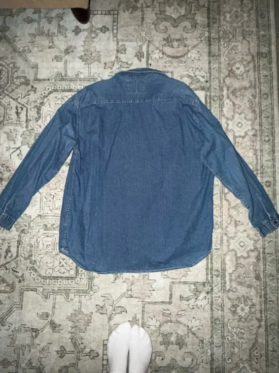 Vintage Levi's Light Blue Denim Shirt with Logo Patch - Picture 6 of 6